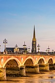 Frankreich, Gironde, Bordeaux, UNESCO-Weltkulturerbegebiet, Steinbrücke über die Garonne, 1822 eingeweihte Backstein- und Steinbogenbrücke und Basilika Saint-Michel im Hintergrund