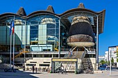 Frankreich, Gironde, Bordeaux, UNESCO-Weltkulturerbegebiet. Tribunal de Grande Instance, 1998 vom Architekten Richard Rogers entworfen, als Erbe des 20. Jahrhunderts bezeichnet, seine Architektur symbolisiert die Transparenz der Justiz, Weinfässer oder Weinflaschen.