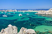 Frankreich, Corse-du-Sud, Bonifacio, Naturschutzgebiet der Lavezzi-Inseln, Boote am Strand von Cala di U Lioni vor Anker