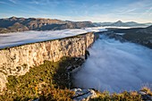 Frankreich, Alpes-de-Haute-Provence, Regionaler Naturpark Verdon, Grand Canyon von Verdon, Klippen der Barres de l'Escalès vom Aussichtspunkt Dent d'Aire aus gesehen, morgendlicher Herbstnebel