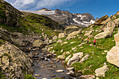Wanderer in der Randinascia, 3. Tagesetappe Trekking del Laghetti Alpini, Tessin, Schweiz