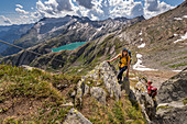 Wanderin im Klettersteig unterhalb Cima di Lago, Trekking del Laghetti Alpini, Tessin, Schweiz