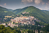 Stadtbild am Berg in Cascia, Italien