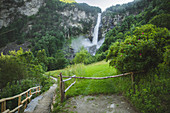 Weg zum Wasserfall in Foroglio, Schweiz