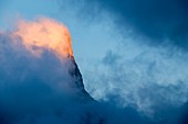 Frankreich, Isère, Regionaler Naturpark Vercors, Trieves, Sonnenstrahlen erhellen den Gipfel des Mont Aiguille (2086m)