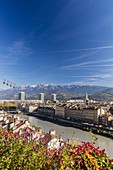 Frankreich, Isère, Grenoble, Blick auf die Seilbahn Grenoble-Bastille und ihre Gondeln, die älteste Stadtseilbahn der Welt, Blick auf die Kirche St.-Andre aus dem 13. Jahrhundert und das Belledonne-Massiv