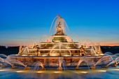 Frankreich, Yvelines, Versailles, Gärten des Schlosses von Versailles, UNESCO Weltkulturerbe, beleuchteter Latona-Brunnen