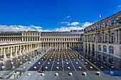 Frankreich, Paris, Palais Royal (Königspalast), der Ehrenhof und die Säulen des Konzeptkünstlers Daniel Buren sowie die Fassaden des Kulturministeriums und rechts des Staatsrates