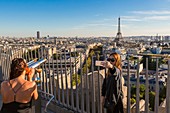 Frankreich, Paris, Touristen auf der Terrasse des Arc de Triomphe und des Eiffelturms