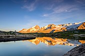 Frankreich, Hautes-Alpes, das Oisans-Massiv, Wanderung zum Plateau d'Emparis auf dem GR 54, das Meije-Massiv spiegelt sich im Lac Noir wider (2435m)