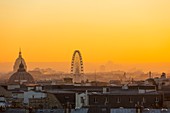 Frankreich, Paris, Panoramaansicht bei Sonnenuntergang mit dem Pariser Riesenrad