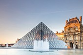 Frankreich, Paris, von der UNESCO zum Weltkulturerbe erklärtes Gebiet, die Louvre-Pyramide des Architekten Ieoh Ming Pei, Fassade des Pavillon Richelieu im Hof Napoleon