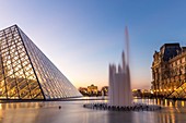 Frankreich, Paris, von der UNESCO zum Weltkulturerbe erklärtes Gebiet, die Louvre-Pyramide des Architekten Ieoh Ming Pei, Fassade des Pavillon Richelieu im Hof Napoleon, der Arc de Triomphe du Carrousel im Hintergrund