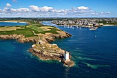 Frankreich, Finistère, Iroise-See, Parc Naturel Regional d'Armorique (Regionaler Naturpark Armorique) Le Conquet, Pointe de Kermorvan, Leuchtturm von Kermorvan (Luftaufnahme)