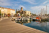 Frankreich, Var, Saint-Raphaël, der alte Hafen und die Basilika Notre-Dame de Victoire