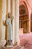 Frankreich, Var, Le Thoronet, Zisterzienserabtei von Le Thoronet, erbaut im 12. und 13. Jahrhundert, Statue des Heiligen Benoit im Kirchenschiff