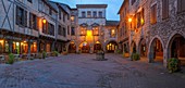 Frankreich, Tarn, Castelnau de Montmiral, Gesamtansicht des Hauptplatzes bei Nacht