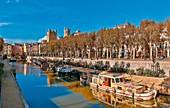 Frankreich, Aude, Narbonne, Der Robine-Kanal und Blick auf den Palast der Erzbischöfe