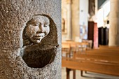 Frankreich, Finistère, das Pfarrhaus von Bodilis, Weihwasserbecken im Inneren der Kirche