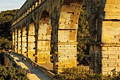 Frankreich, Gard, Vers-Pont-du-Gard, UNESCO-Weltkulturerbe, Pont du Gard, Spaziergänger beim Überqueren der Brücke