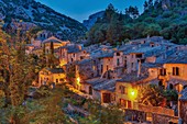Frankreich, Hérault, Saint-Guilhem-le-Désert, aufgeführt als eines der schönsten Dörfer Frankreichs, Blick auf das Dorf in der Nacht