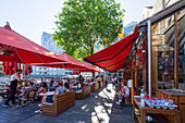 Bar mit Sitzplätzen im Freien am alten Hafen von Rotterdam, Holland, Niederlande