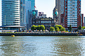 Blick über die Neue Maas auf den neuen Stadtteil Kop van Zuid. Mite den Gebäuden World Port Center, Hotel New York und dem Montevideo Turm, Rotterdam, Niederlande