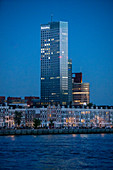 Blick über die Neue Maas auf den beleuchteten Stadtteil Zuid und Kop van Zuid während der blauen Stunde, Rotterdam, Niederlande