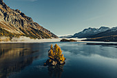 Inseln im Silsersee bei Sonnenaufgang, Oberengadin, Sankt Moritz im Engadin, Schweiz, Europa