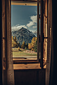 Blick aus dem Fenster auf Berge im herbstlichen Maloja, Oberengadin, Engadin, Schweiz, Europa