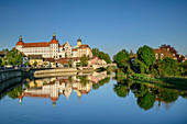 Schloss Neuburg spiegelt sich in der Donau, Neuburg an der Donau, Donau-Radweg, Oberbayern, Bayern, Deutschland