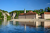 Kloster Weltenburg und Donau mit Donaudurchbruch im Hintergrund, Kloster Weltenburg, Donau-Radweg, Kelheim, Niederbayern, Bayern, Deutschland