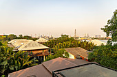 Aussicht vom Bangkok Tree House im Ortsteil Prapadaeng im Abendlicht, Bangkok, Thailand