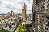 Blick über Wohnhäuser und Skyline in Lower Sukhumvit von Hochhaus, Bangkok, Thailand