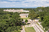 Aussicht über Gelände der alten Maya Stadt Uxmal, Yucatan, Mexiko