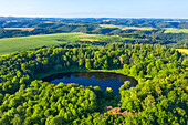 Luftaufnahme des Vulkankraters Windsborn bei Bettenfeld, Eifel, Rheinland-Pfalz, Deutschland