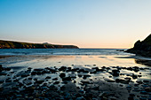 Strand und Klippen an der Küste von Pembrokeshire, Wales, Großbritannien