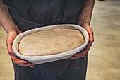Spezielles Sauerteigbrot im Gärkorb in handwerklicher Bäckerei