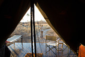 Frau macht in der Abenddämmerung ein Foto in der Kalahari-Wüste