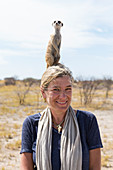 Frau mit Erdmännchen auf der Schulter, Kalahari-Wüste, Makgadikgadi-Salzpfannen, Botswana