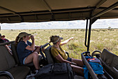 Mutter und Tochter im Safari-Jeep