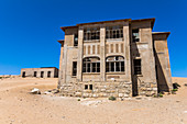 Geisterstadt Kolmannskuppe bei Führung am Mittag, nahe Lüderitz, Namibia