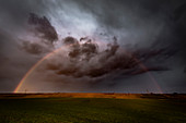 Regenbogen mit Gewitterwolken, Gewitterstimmung auf einem Feld, Oberbayern, Bayern, Deutschland, Europa