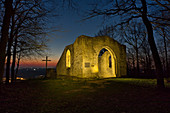 Nachts an der Kunigundenkapelle im Weinparadies, Bullenheim, Neustadt an der Aisch, Mittelfranken, Franken, Bayern, Deutschland, Europa