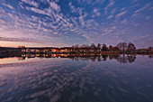 Wolkenformationen zur Blauen Stunde in Segnitz am Main, Kitzingen, Unterfranken, Franken, Bayern, Deutschland