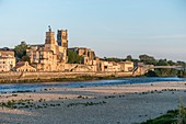 Frankreich, Gard, Pont-Saint-Esprit, Priorat Saint-Pierre und Kirche Saint-Saturnin im Rhônetal