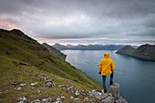 Wanderer bewundert den Fjord, Funningur, Insel Eysturoy, Färöer-Inseln, Dänemark