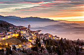Das kleine Dorf Santa Maria del Monte während des Sonnenaufgangs von Campo dei Fiori, Parco Campo dei Fiori, Varese, Lombardei, Italien, Europa