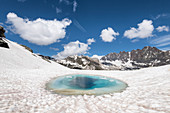 Der kleine See von Forbici während der Frühlingsschmelze und im Hintergrund die Berninagruppe, Valmalenco, Valtellina, Provinz Sondrio, Lombardei, Italien, Europa