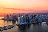 Luftaufnahme der Wolkenkratzer von Panama City bei Sonnenuntergang, Panama City, Panama, Mittelamerika